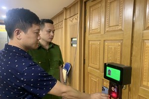 The procedure to authenticate passenger information using VNeID app