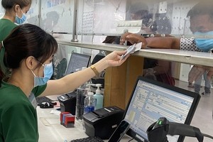 Patients are registered for disease diagnosis in Thu Duc City Hospital via their e-medical records (Photo: SGGP)