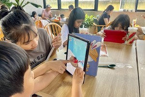 Children are using smart devices to access the Internet (Photo: SGGP)