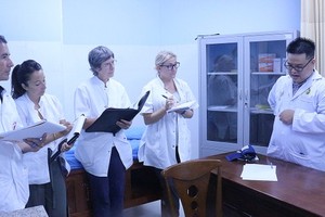 A doctor is instructing the French students on the Vietnamese traditional medicine