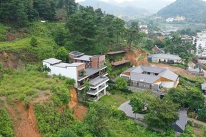 Many resorts and homestays are built around Dong Do Lake, some towards the margin of the hill