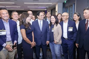 Prime Minister Pham Minh Chinh met the Vietnamese staff of Synopsys in his business trip to the US (Photo: SGGP)