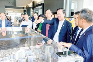 Chairman of HCMC Phan Van Mai is visiting the resettlement area of Shibuya in Tokyo