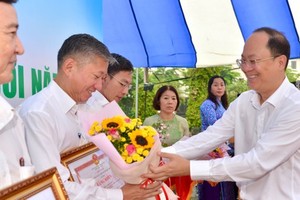 Vice Secretary of the HCMC Party’s Committee Nguyen Ho Hai is distributing the certificates of merit to individuals and groups with excellent achievements in the establishment of a learning community (Photo: SGGP)