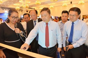 Vice Chairman of the HCMC People’s Committee Duong Anh Duc is at the Tech4Life exhibition (Photo: SGGP)