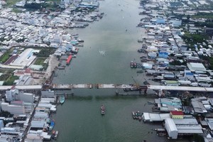 The bridge across Ong Doc River in Ca Mau Province is nearly finished, with its main section being connected this November