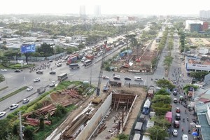 The tunnel project at the intersection between Nguyen Van Linh Street and Nguyen Huu Tho Street (District 7) (Photo: SGGP)