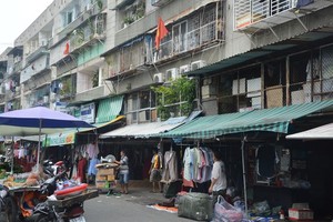 Thanh Da residential area in Binh Thanh District has existed for over 50 years and is now terribly degraded. 