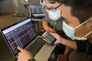 Investors are closely monitoring the stock market (Photo: SGGP)