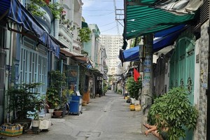 Many houses in Tan Thoi Nhat Ward of District 12 have been sold with an informal contract for the last 20 years, and house owners have not received an official ownership certificate yet