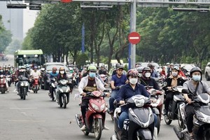 Citizens are riding their scooters on Mai Chi Tho Street in Thu Duc City (HCMC) (Photo: SGGP)