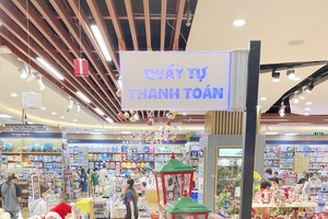 A customer in Fahasa Book Store in HCMC is processing a self-checkout (Photo: SGGP)