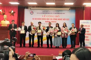 Certificate and flowers are being delivered to organizations with outstanding science-technology events (Photo: SGGP)