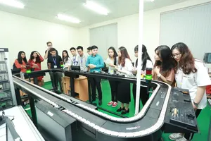 Students in International University (Vietnam National University-HCM) in their practice lesson. This is an autonomous university right at establishment (Photo: SGGP)