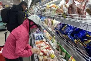 Consumers are busy buying Tet food in a supermarket (Photo: SGGP)