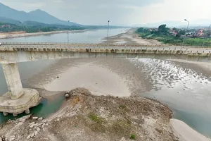 The downstream of Da River was nearly without water at the end of 2023 after storing water for Hoa Binh hydropower reservoir (Photo: SGGP)