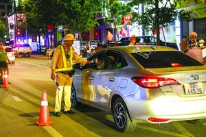 The functional agencies are checking the alcohol level of traffic users in Hanoi (Photo: SGGP)