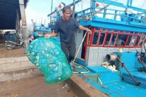 Binh Dinh promotes model of fishing boats collecting plastic waste on sea