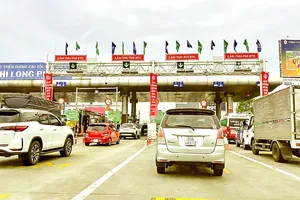 Traffic congestion at the toll plaza on the HCMC – Long Thanh – Dau Giay Expressway (Photo: SGGP)