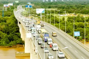 A slow traffic flow is regularly seen on Long Thanh Bridge on the HCMC – Long Thanh – Dau Giay Expressway (Photo: SGGP)