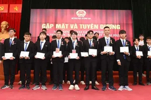 The Ministry of Education and Training is praising winners in the International Olympiad and Science-Technology Contest 2023 (Photo: SGGP)