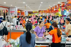 Consumers are buying goods in Co.opmart (Photo: SGGP)