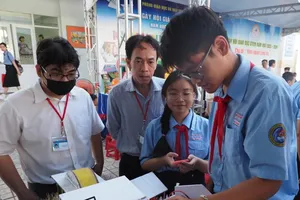 Students in Cach Mang Thang Tam Junior High School (District 10) are taking part in the STEM Festival 2023-2024 (Photo: SGGP)