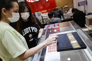 People are buying gold bars in a store in Hanoi (Photo: SGGP)