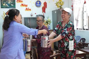 Nurses at Thi Nghe Nursing Home are taking care of elderly people living here every day (Photo: SGGP)