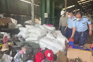 The market management force in HCMC are confiscating counterfeit goods (Photo: SGGP)