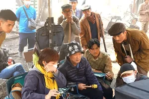 Director Phi Tien Son on the set of the film ‘Dao, pho va piano’ 