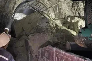 More trains canceled due to landslide in Chi Thanh railway tunnel