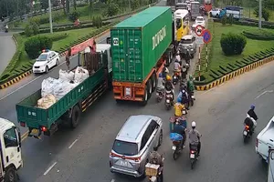 The traffic police of Ben Tre Province and Tien Giang Province are regulating traffic flows to address congestion on the Rach Mieu Bridge