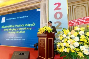 Assoc Prof Dr Nguyen Dinh Khoa is presenting his speech in the conference