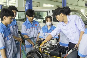Students in Nam Can Tho University are in a practice session at a car maintenance workshop (Photo: SGGP)