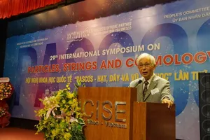 Prof Tran Thanh Van is giving a speech in the symposium