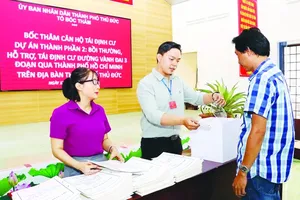 Drawing resettlement lots for Ring Road 3 construction project in HCMC (Photo: SGGP)