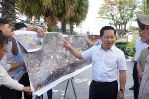 Chairman of the People's Committee of Thu Duc City (HCMC) Hoang Tung (second from right) and leaders of Binh Duong province inspect inter-regional traffic locations passing through the two localities in the HCMC Ring Road 3 project (Photo: SGGP)