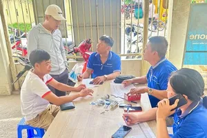 VinaPhone employees are offering consultation to people in remote areas to change from 2G to 4G mobile phones