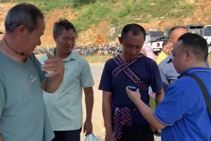 A VinaPhone employee is introducing affordable 4G phone models to residents in remote areas