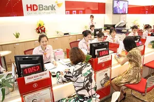 Customers are carrying out a transaction at HDBank (Photo: SGGP)