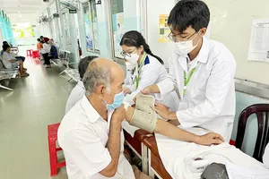 Doctors at the clinic of Phuoc Thanh Commune in Cu Chi District are checking the medical status of the elderly in the area