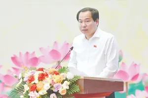 Chairman Le Quang Manh of the Finance and Budget Committee is delivering his speech in the meeting