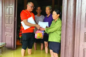 The task force from SGGP Newspaper is distributing essential commodities to isolated residents of Mai Trung Hamlet (Photo: SGGP)