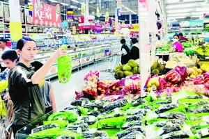 Citizens are choosing fresh food at a supermarket in HCMC (Photo: SGGP)