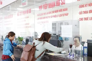Individuals and businesses are carrying out administrative procedures at the OSS unit of the HCMC Department of Labor, War Invalids and Social Affairs
