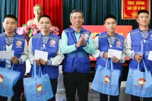 Chairman of the VFF-HCMC Nguyen Phuoc Loc is delivering gifts to soldiers and local residents in Truong Sa island district