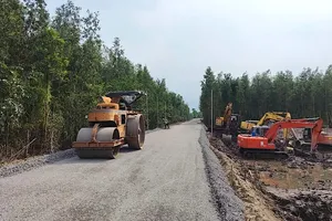 Construction of a road leading to Le Minh Xuan 2 Primary School and Le Minh Xuan 2 Junior High School in Binh Chanh District (Photo: SGGP)