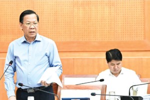 Chairman Phan Van Mai of the HCMC People's Committee is delivering his speech in the meeting (Photo: SGGP)