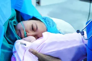 An elderly woman is moved to have a child thanks to in vitro fertilization (Photo: SGGP)